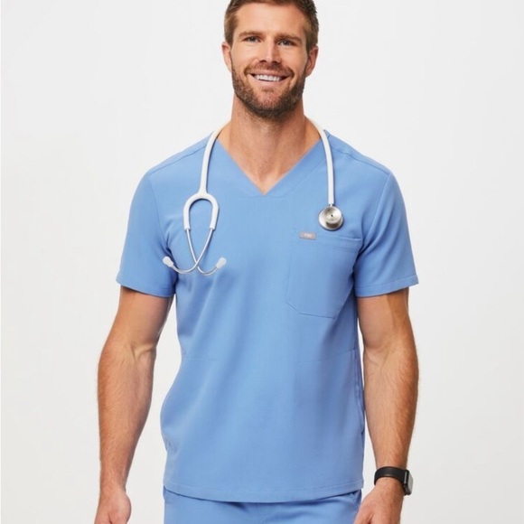 FIGS Men’s Chisec 3-Pocket Scrub Top - Picture 1 of 11